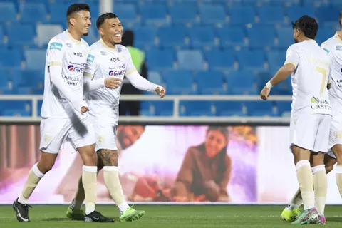 "هاتريك مارتينيز" يقود التعاون لفوز عريض على الرياض في الدوري السعودي